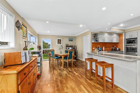 Photo of property in 80 Ravenwood Drive, Forrest Hill, Auckland, 0620