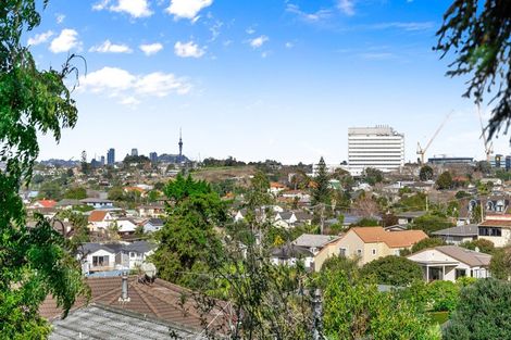 Photo of property in 2/21 Tobruk Crescent, Milford, Auckland, 0620