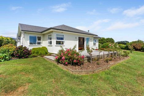Photo of property in 32 Ketemaringi Way, Manakau, Levin, 5573