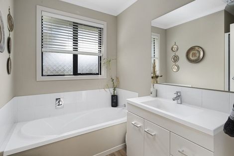 Photo of property in 16 Chestnut Close, Kelvin Grove, Palmerston North, 4414