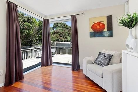 Photo of property in 32 Davidson Crescent, Tawa, Wellington, 5028