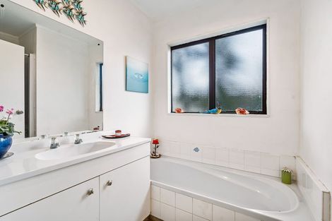 Photo of property in 22 Dungarvon Place, Clendon Park, Auckland, 2103