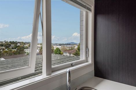 Photo of property in 2/58 Girrahween Drive, Totara Vale, Auckland, 0629