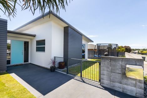Photo of property in 13 Montrose Place, Highlands Park, New Plymouth, 4312