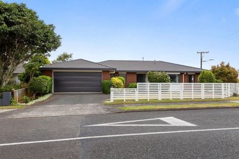 Photo of property in 2 Taylor Place, Merrilands, New Plymouth, 4312