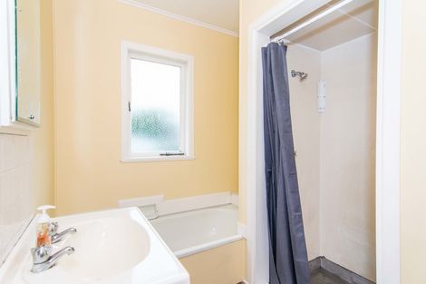 Photo of property in 37 Tarata Crescent, Mangere Bridge, Auckland, 2022