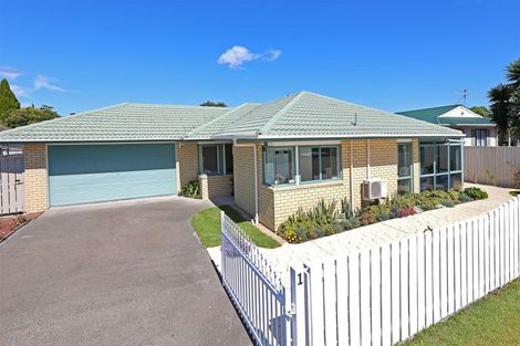 Photo of property in 1 Poinsettia Place, Henderson, Auckland, 0610
