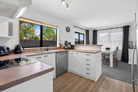 Photo of property in 6 Lothian Brae, Wattle Downs, Auckland, 2103