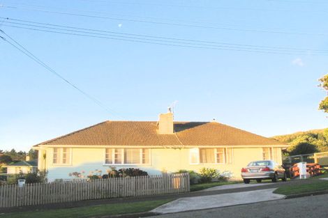 Photo of property in 5-7 Suffolk Place, Cannons Creek, Porirua, 5024
