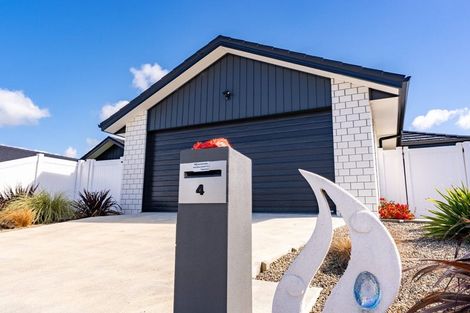 Photo of property in 4 Te Taniwha Road, One Tree Point, 0118