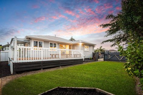 Photo of property in 6 Crompton Road, Massey, Auckland, 0614