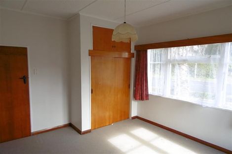 Photo of property in 53 Seaview Road, Marfell, New Plymouth, 4310