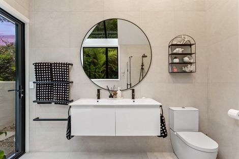 Photo of property in 10 Zita Avenue, Matakatia, Whangaparaoa, 0930