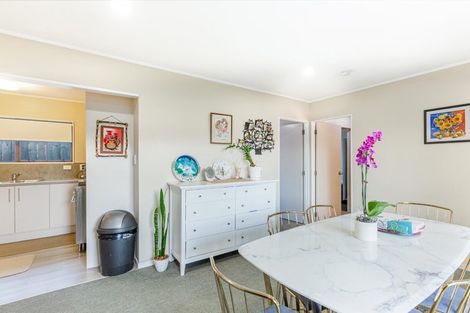 Photo of property in 2/124 Waimumu Road, Massey, Auckland, 0614