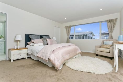 Photo of property in 519 East Coast Road, Murrays Bay, Auckland, 0630