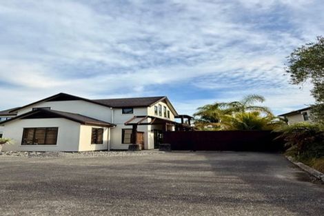 Photo of property in 2 Oakway Drive, Schnapper Rock, Auckland, 0632