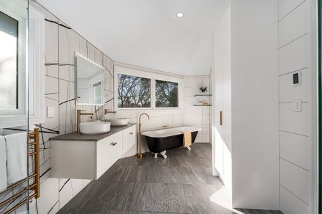 Photo of property in 50 Garden Road, Northland, Wellington, 6012