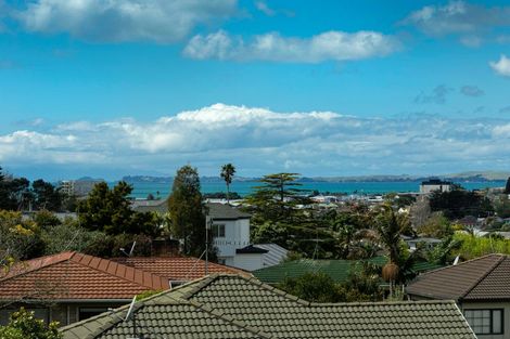 Photo of property in 47 Forrest Hill Road, Milford, Auckland, 0620