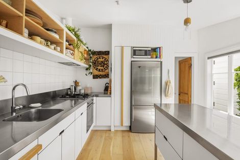 Photo of property in 18 Moir Street, Mount Victoria, Wellington, 6011