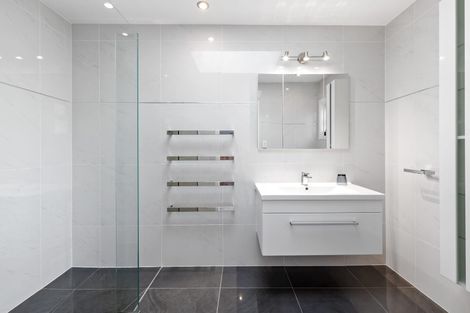 Photo of property in 1/26 Manly Esplanade, Browns Bay, Auckland, 0630