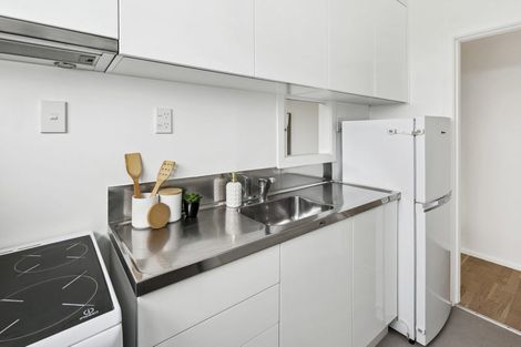 Photo of property in 2/8 Mataroa Avenue, Northland, Wellington, 6012