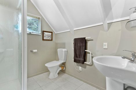 Photo of property in 17a Woodfern Crescent, Titirangi, Auckland, 0604