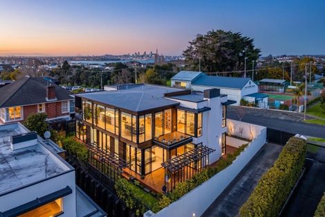 Photo of property in 37 Lake Pupuke Drive, Takapuna, Auckland, 0622