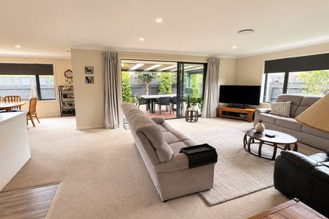 Photo of property in 2 Angus Place, Carterton, 5713