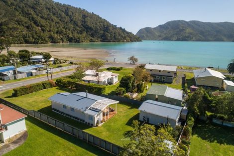Photo of property in 20 Renata Road, Okiwi Bay, 7193