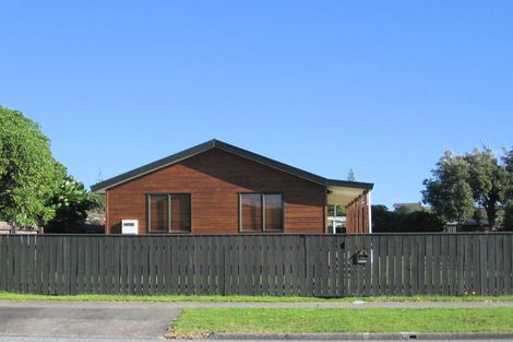 Photo of property in 14 Reeves Street, Waikanae Beach, Waikanae, 5036