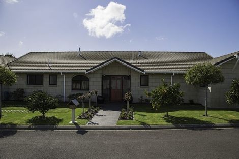 Photo of property in 10 Kinross Drive, Merrilands, New Plymouth, 4312
