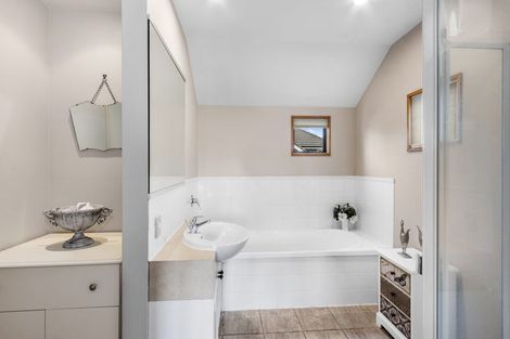 Photo of property in 100 Straven Road, Fendalton, Christchurch, 8014