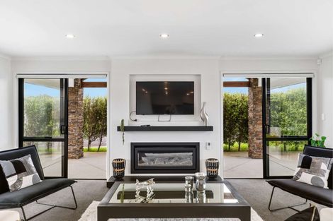 Photo of property in 2 Glennron Lane, Waiuku, 2123