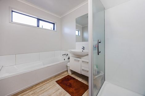 Photo of property in 35 Becker Drive, Weymouth, Auckland, 2103