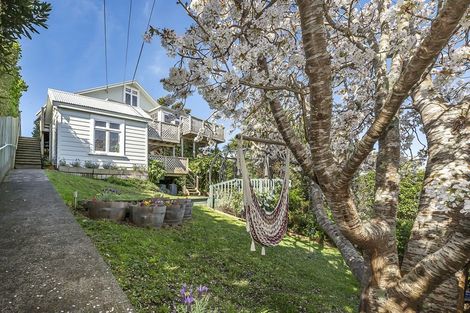 Photo of property in 168 Nevay Road, Karaka Bays, Wellington, 6022