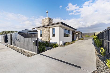 Photo of property in 32 Atlantic Drive, Fitzherbert, Palmerston North, 4410