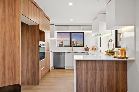 Photo of property in 1/32 Tapuwae Way, Mangere Bridge, 2022