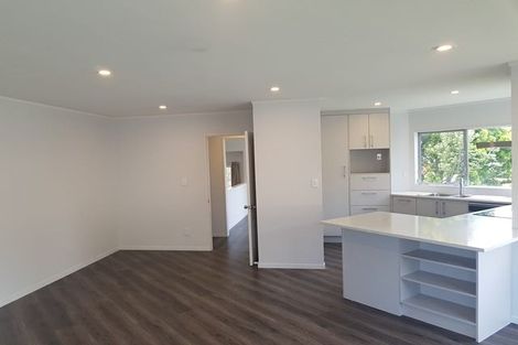 Photo of property in 60 Lagoon Way, West Harbour, Auckland, 0618