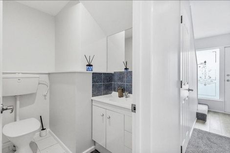 Photo of property in 5 Oystergrove Road, West Harbour, Auckland, 0618