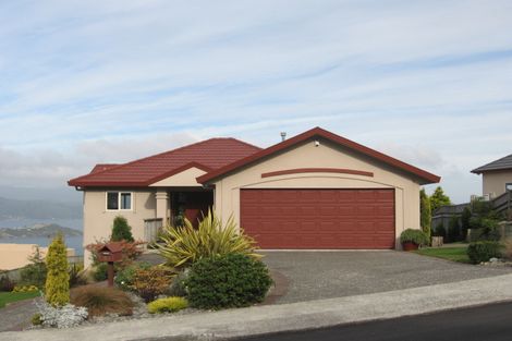 Photo of property in 50 Dress Circle, Newlands, Wellington, 6037