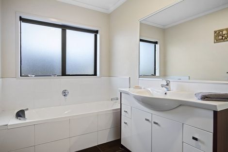 Photo of property in 10 Bovill Way, Tuakau, 2121