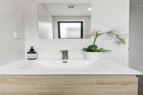 Photo of property in 3/37 Camelot Place, Glenfield, Auckland, 0629