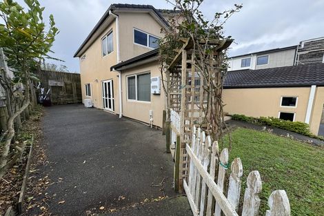 Photo of property in 4 Highgrove Lane, Totara Vale, Auckland, 0632