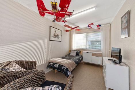 Photo of property in 100 Lantana Road, Green Bay, Auckland, 0604