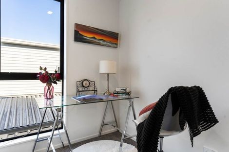 Photo of property in 6b Cascades Road, Pakuranga Heights, Auckland, 2010