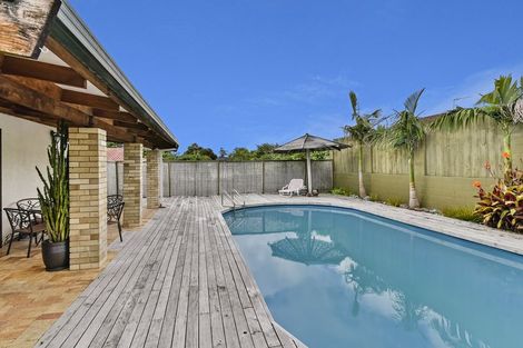 Photo of property in 2 Rippleside Place, Pahurehure, Papakura, 2113