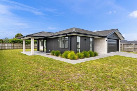 Photo of property in 28 Saint Michael Crescent, One Tree Point, 0118