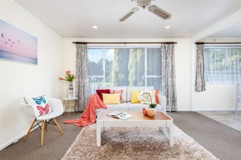 Photo of property in 32 Serwayne Place, Sunnyvale, Auckland, 0612