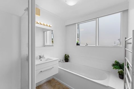 Photo of property in 11 Rewarewa Crescent, Waikanae, 5036