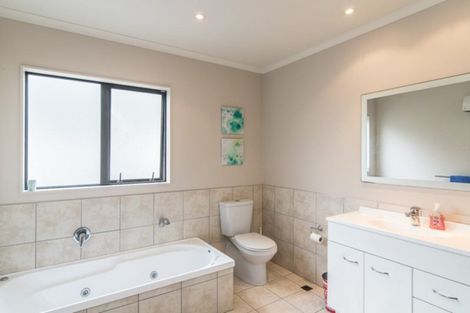 Photo of property in Te Kakariki Apartments, 1/1 Wellington Road, Paekakariki, 5034